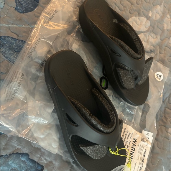 NWT Oofos ooriginal flip flops - Picture 3 of 3